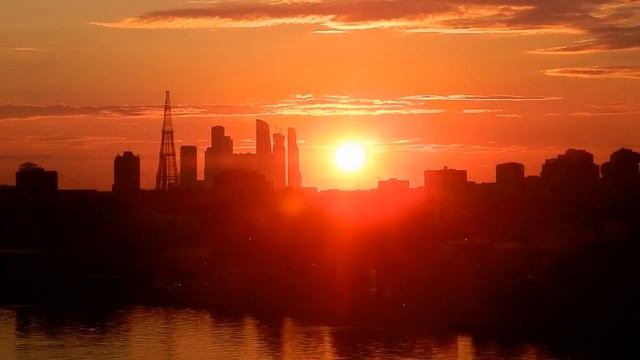 заход солнца над рекой Москвой смотреть онлайн
