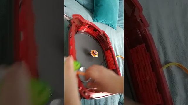 Сражение Волчков Инфинити надо против бейблэйд