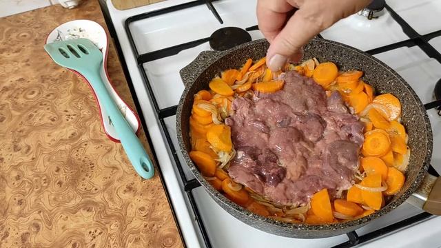 Куриная печень с луком и морковью на сковороде. смотреть онлайн
