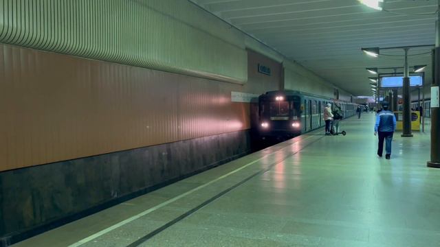 Это уникальный вагон! 81-717.5 10167 с маской 2-2-2 на станции «Волжская» смотреть онлайн