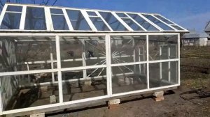 Теплица на дачном участке из оконных рам.