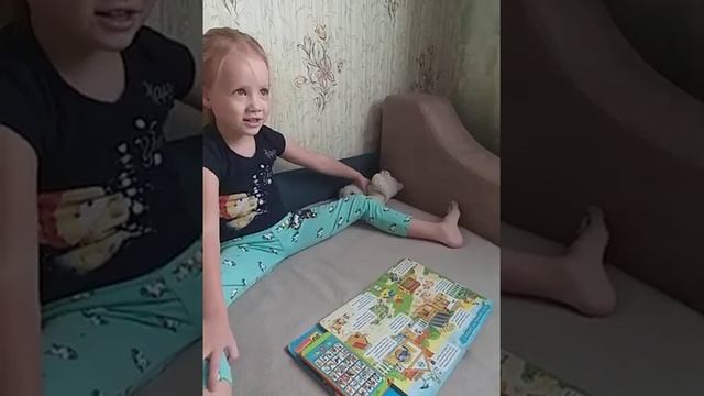Арина учит стих со своим малышом, показывает как кричат поросята. смотреть онлайн