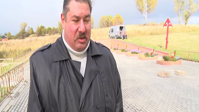 В деревне Ельня торжественно перезахоронили останки неизвестного солдата смотреть онлайн