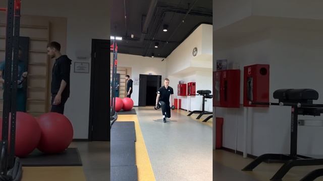 Выпады в движении с гантелями смотреть онлайн