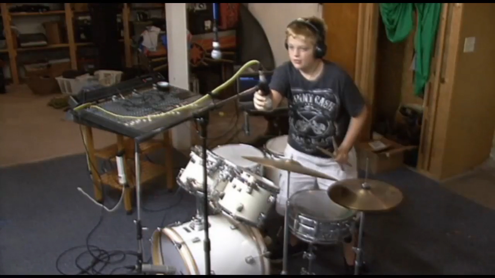 Мальчик разрушил установку смотреть онлайн