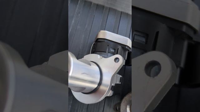 Mercedes W203 C220 CDI EGR Valve Replacement смотреть онлайн