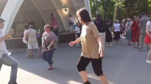 ПУСТЬ БУДЕТ РАДОСТЬ И ЛЮБОВЬ МЕЖДУ НАМИ! ТАНЦЫ В ПАРКЕ ГОРЬКОГО ХАРЬКОВ СЧАСТЛИВЫЕ ДНИ.mp4