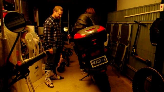 Как поднимать гружёный мотоцикл на подставку смотреть онлайн