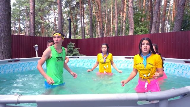 Кому ПОЦЕЛУЙ, а Кому ФИГА !? НАГЛЫЕ ПРИСТАВУЧИЕ ПАЦАНЫ смотреть онлайн