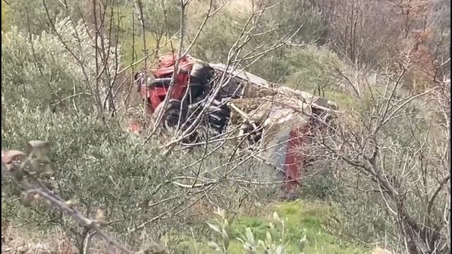 Makina del nga rruga në Mallakastër dhe bie në kanal, 1 i vdekur, 1 i plagosur смотреть онлайн
