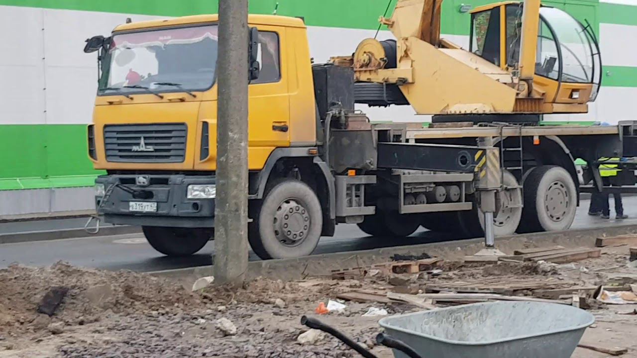 Работа На ПРЕДЕЛЕ,Автокран МАЗ "МАШЕКА" достаёт 20футовый контейнер на полный вылет. смотреть онлайн