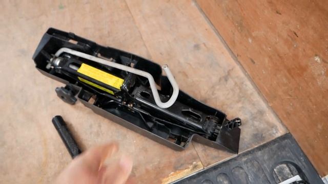 How to properly put away the jack/tool kit in a Renault Kangoo van смотреть онлайн