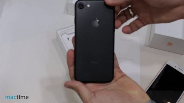 Черный матовый iPhone 7 и розовый iPhone 7 Plus в MacTime