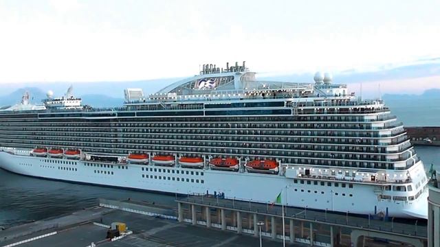 Круизный лайнер с борта MSC Splendida & Regal Princess приветствие гудком смотреть онлайн