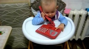 Малыш разговаривает по телефону