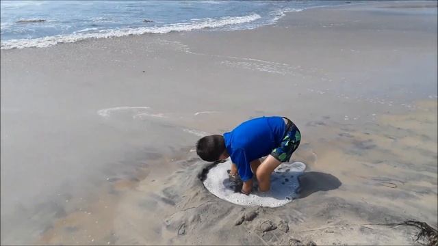 A DAY AT THE BEACH + MAKING THE BIGGEST TUNNEL ... Carlsbad, San Diego California смотреть онлайн