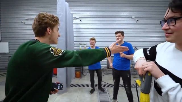 ИГРАЕМ В КРОКОДИЛА НА АВТОМОЙКЕ ! играем на 1000$ смотреть онлайн