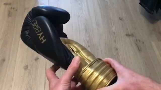 Боксерские перчатки для тренировок ADIDAS HYBRID 300 смотреть онлайн
