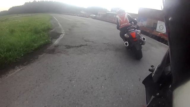 HONDA CBR600F4i обгоняет Suzuki GSX-R1300 на треке. F4i vs Hayabusa смотреть онлайн