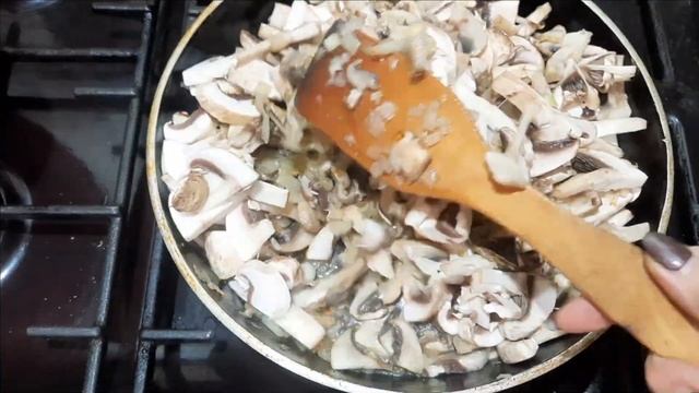 Все гости просят приготовить этот пирог " Курник" с курицей, сыром и грибами в слоеном тесте. смотреть онлайн