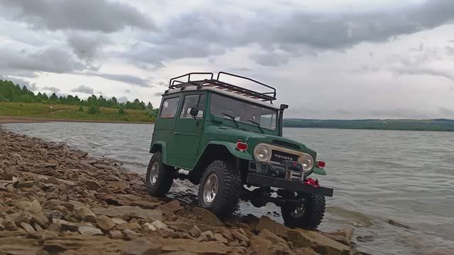 RC4WD Toyota Land Cruiser FJ40 приключения на скалистом берегу.