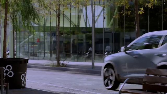 216725 New Volvo XC40 D4 Momentum Amazon Blue Driving Footage