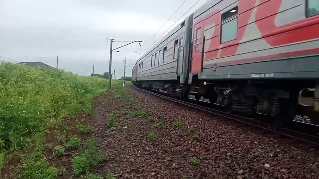 Электровоз ЭП1-329 с пассажирским поездом №352Э Советская Гавань-Владивосток летом на Транссибе. смотреть онлайн