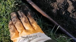 Установка бордюра садового канта.