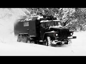 Уралу 4320 тяжело преодолевать снежное бездорожье . Везём 200 литров бензина в тайгу.