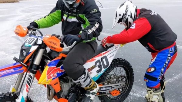 KTM 350 SX F по льду! Учимся ехать боком