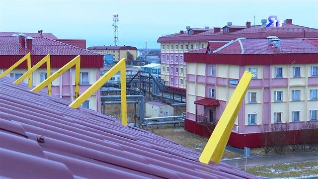 ПОД КРЫШЕЙ ДОМА ТВОЕГО / В Новозаполярном обрабатывают каркасы кровли смотреть онлайн
