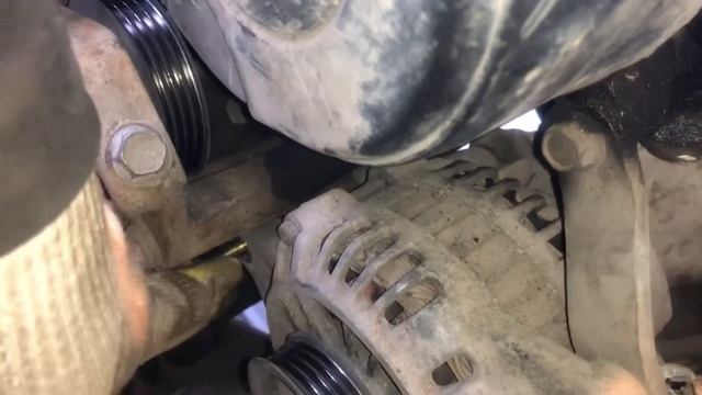 Как снять генератор на автомобиле Mitsubishi Diamante смотреть онлайн