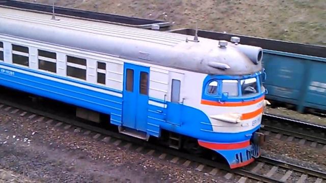 Товарный состав скрещивается с электропоездом сообщением Никополь-Запорожье-2. смотреть онлайн