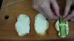 Бутерброды с красной рыбой,икрой и огурцом.