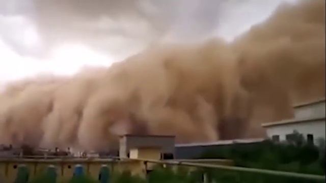 Песчаная буря накрыла китайскую провинцию Ганьсу, а также город Цзюцюань смотреть онлайн