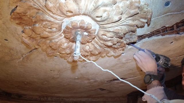 5. Про штробы и лепнину. Вывод кабеля на люстру под старой гипсовой розеткой без повреждений. смотреть онлайн