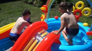 Детский бассейн. Блогеры купаются и катаются с горки.