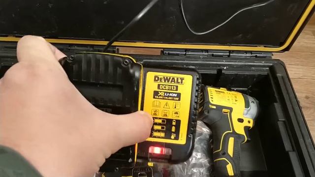 Люфт аккумулятора в зарядном устройстве Dewalt DCB113 смотреть онлайн