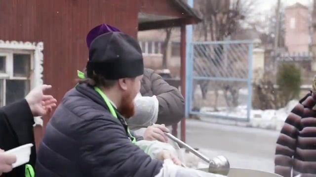 Митрополит Марк разливает прихожанам чай по окончании Литургии в праздник Трёх Святителей смотреть онлайн
