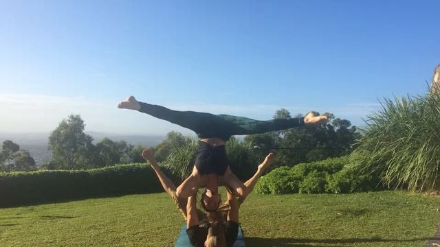 Acro Partner Yoga - Monkey Frog смотреть онлайн