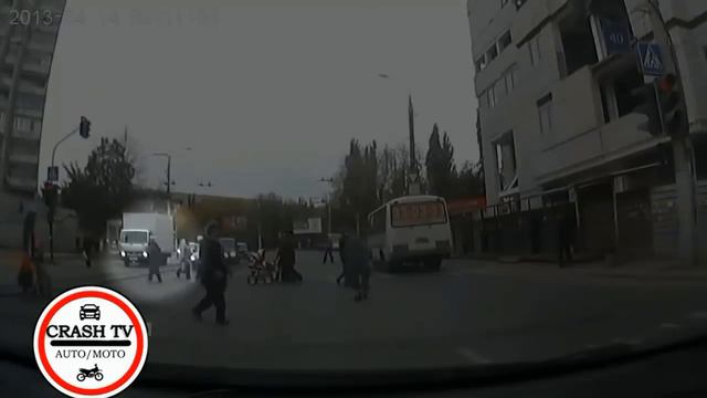 Life, death and indifference on the road - [Жизнь, смерть и равнодушие на дороге] смотреть онлайн