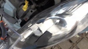 ЗАМЕНА лампы БЛИЖНЕГО СВЕТА в фаре FORD FIESTA Форд Фиеста 2009 САМОСТОЯТЕЛЬНО