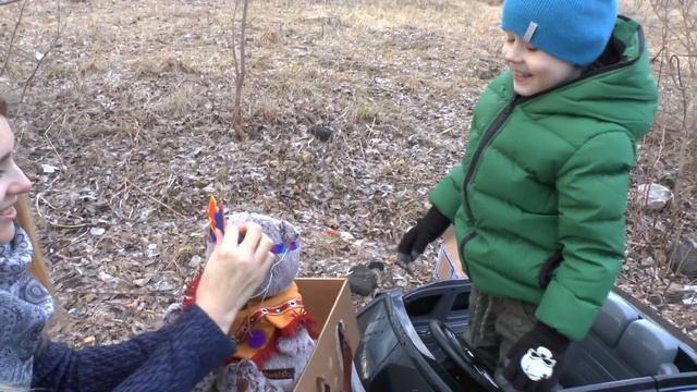 Макс привез подарок маме. Видео для малышей. смотреть онлайн