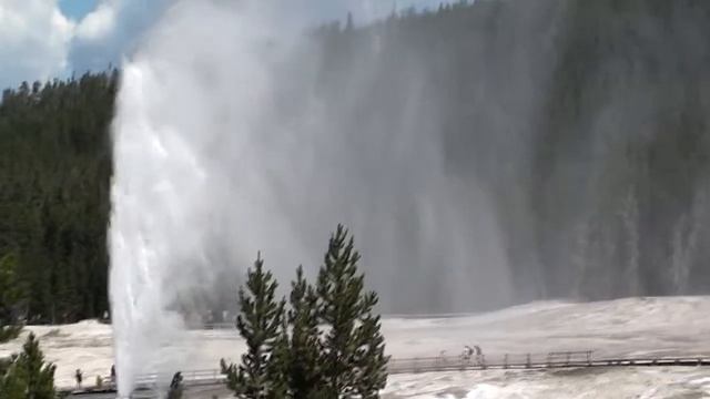 Гейзер в Йеллоустоуне geyser in Yellowstone смотреть онлайн