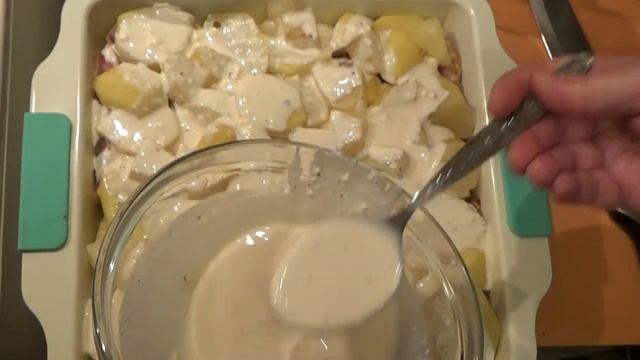 Запекаем картофель с куриным филе и консервированными ананасами. смотреть онлайн