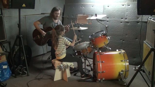 Занятия на барабанах с детьми и взрослыми (фрагмент) смотреть онлайн