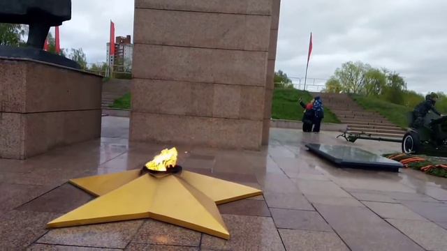ветераны возложили на памятник (вечный огонь)цветы героям и труженикам тыла! смотреть онлайн