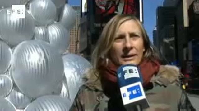 Sculptures grace NY Times Square as prelude to The Armory Show смотреть онлайн