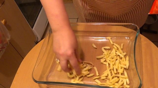 Жареная свинина с ананасами яблоками, черной смородиной, оливками и картошкой смотреть онлайн