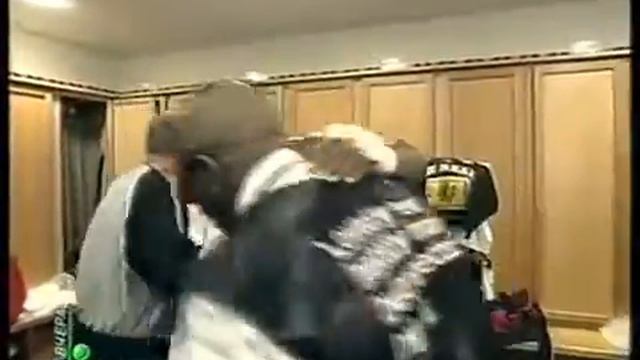Майк Тайсон матом болеет за Джуду в раздевалке/TYSON SUPPORTS JUDAH DIRTY SLANG смотреть онлайн